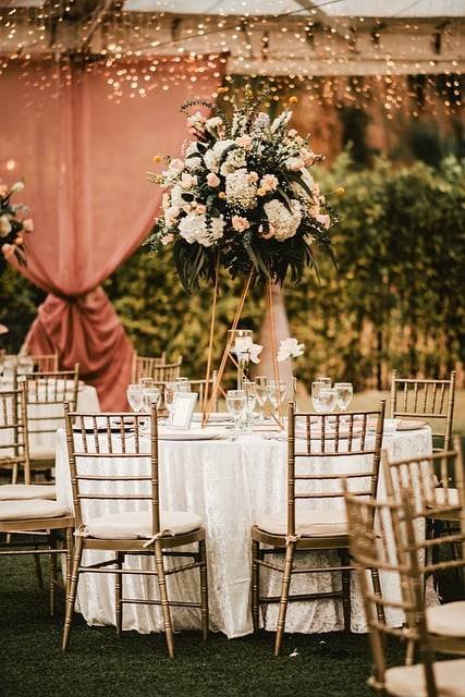 Comment décorer votre lieu de réception de mariage : des idées, des astuces pour économiser de l'argent