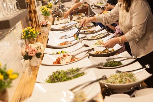 Comment choisir votre traiteur pour votre mariage : les critères à considérer et les conseils pour comparer les fournisseurs