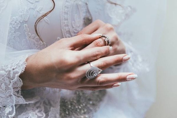 Comment choisir ses bijoux et ses alliances en fonction de sa robe de mariée ?