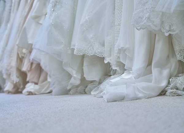 Comment choisir entre la location et l'achat de sa robe de mariée ?